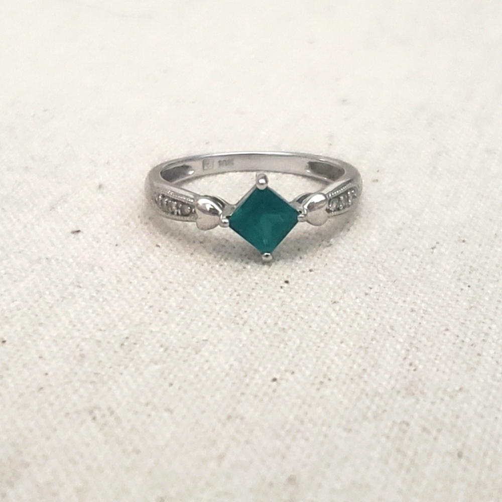 10k White Gold Emerald Ring
